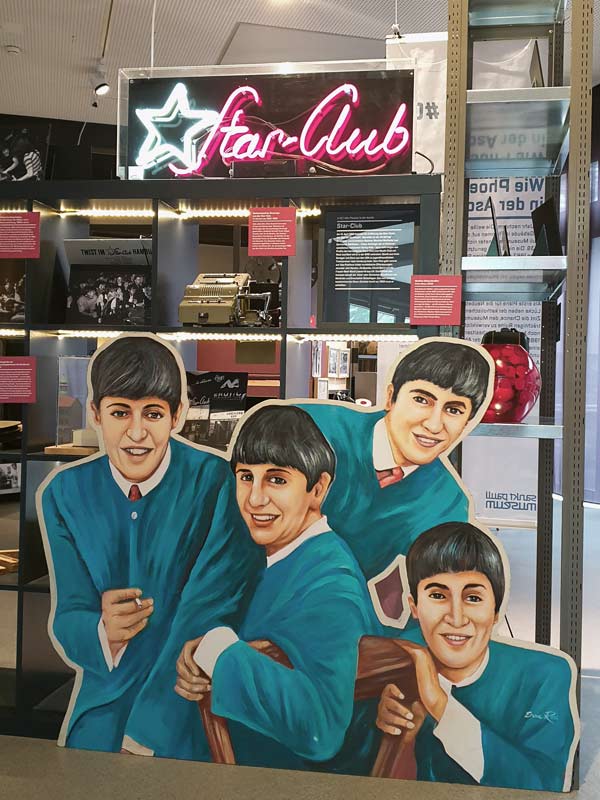 Ausstellungsraum mit Beatles-Aufsteller, groß