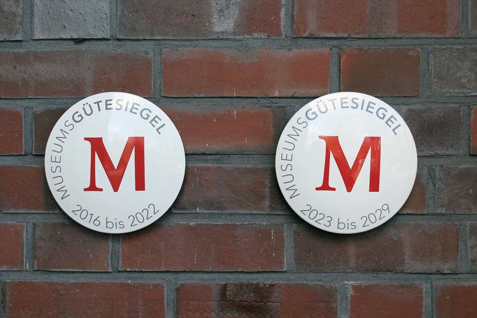 zwei Museumsgütesiegel an der Wand des Museum Lüneburg