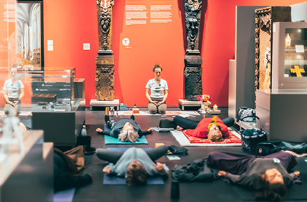 Yoga im Museum (Copyright: Yoga Connection)