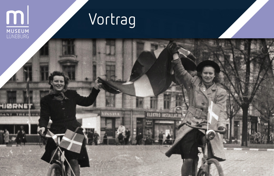 Vortrag Befrielse Dänemark 1945 Foto von zwei jungen Frauen auf Fahrrädern in Kopenhagen. Sie halten zwischen sich die dänische Fahne. Das Foto entstand am Tag der Befreiung Dänemarks am 4. Mai 1945. Foto: The Royal Library: The National Library of Denmark and Copenhagen University Library, Denmark - CC BY-NC-ND