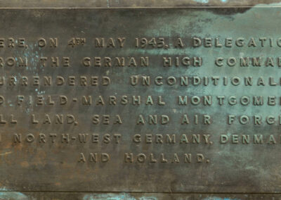 Die Bronzetafel von 1945, einst am Gedenkstein am Timeloberg montiert, nun im Museum Lüneburg