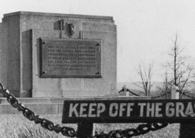 Das Denkmal auf dem Timeloberg, vor dem Diebstahl 1955 (© Sammlung Hans-Joachim Boldt)