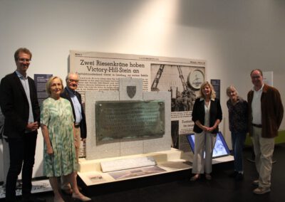 Präsentation Gedenktafel Bronze vom Timeloberg im Museum Lüneburg
