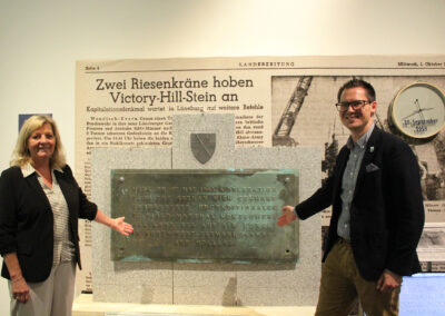 Museumleiterin Prof. Dr. Heike Düselder und Dr. Peter Johnston, Sammlungsdirektor des Londoner Imperial War Museum, vor der Bronzeplatte im Museum Lüneburg