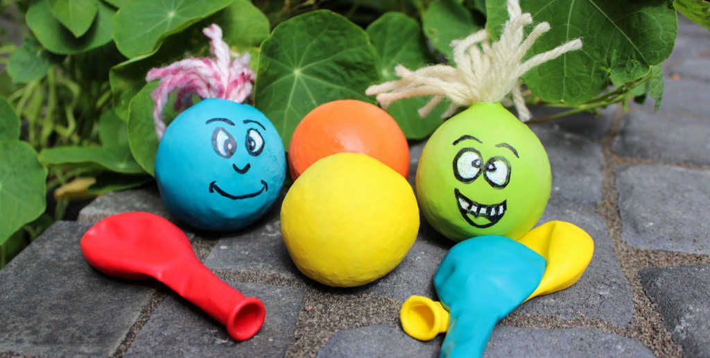 Selbstgebastelte Jonglierbälle aus bunten Luftballons