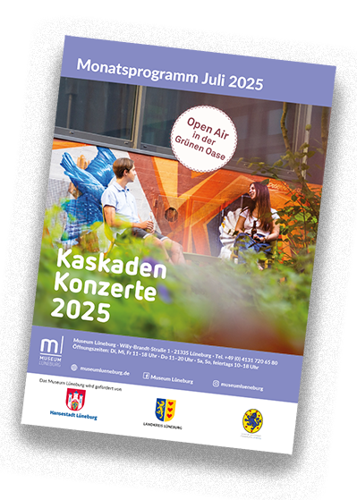 Cover des Flyers mit dem Monatsprogramm für Juli 2025. Überschrift: Kaskadenkonzerte. Das Bild zeigt eine Szene im grünen Innenhof des Museums, mit zwei jungen Menschen, die sich unterhalten.