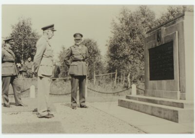 Montgomery besucht Victory Hill, 1958. Er steht vor dem Gedenkstein am Timeloberg und blickt auf die Tafel, die nach dem Diebstahl 1955 der Original-Tafel nachgefertigt wurde.