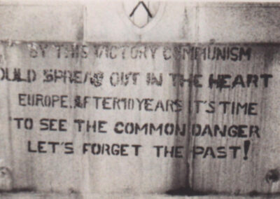 Botschaft der Täter von 1955, mit Autolack auf den Gedenkstein am Timeloberg gesprüht: "By this victory communism could spread out in the heart of Europe. After 10 years it's time to see the common danger. Let's forget the past!"