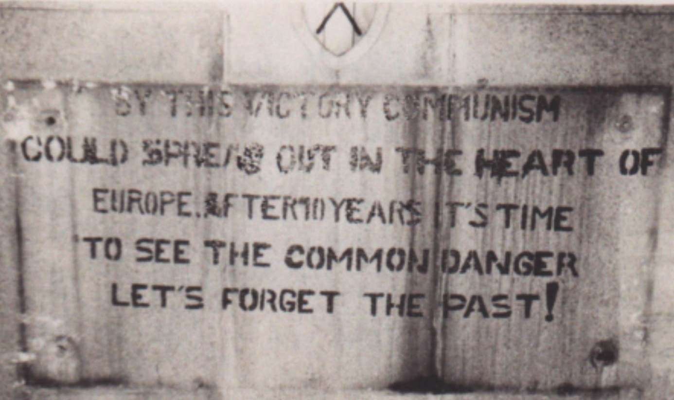Politische Botschaft Gedenktafel Timeloberg 1955 Botschaft der Täter von 1955, mit Autolack auf den Gedenkstein gesprüht: "By this victory communism could spread out in the heart of Europe. After 10 years it's time to see the common danger. Let's forget the past!"