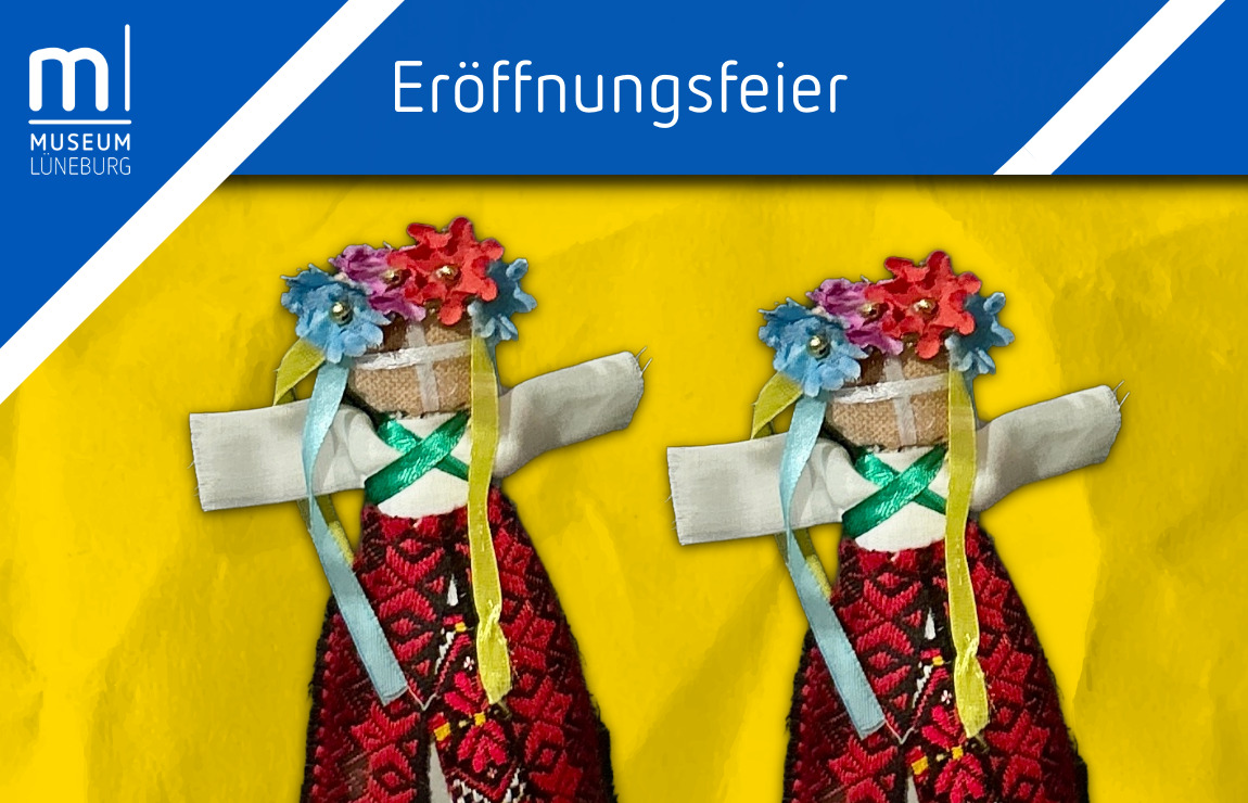 Zwei Motanka-Puppen vor der Ukrainischen Flagge.