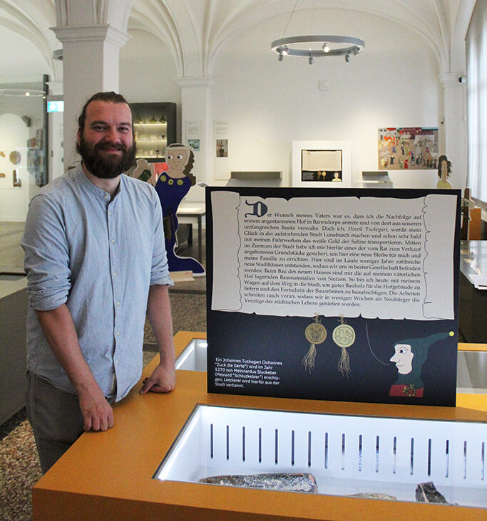 NL_09_25_Schnappschuss Stadtarchäologe Tobias Schoo in der Ausstellung
