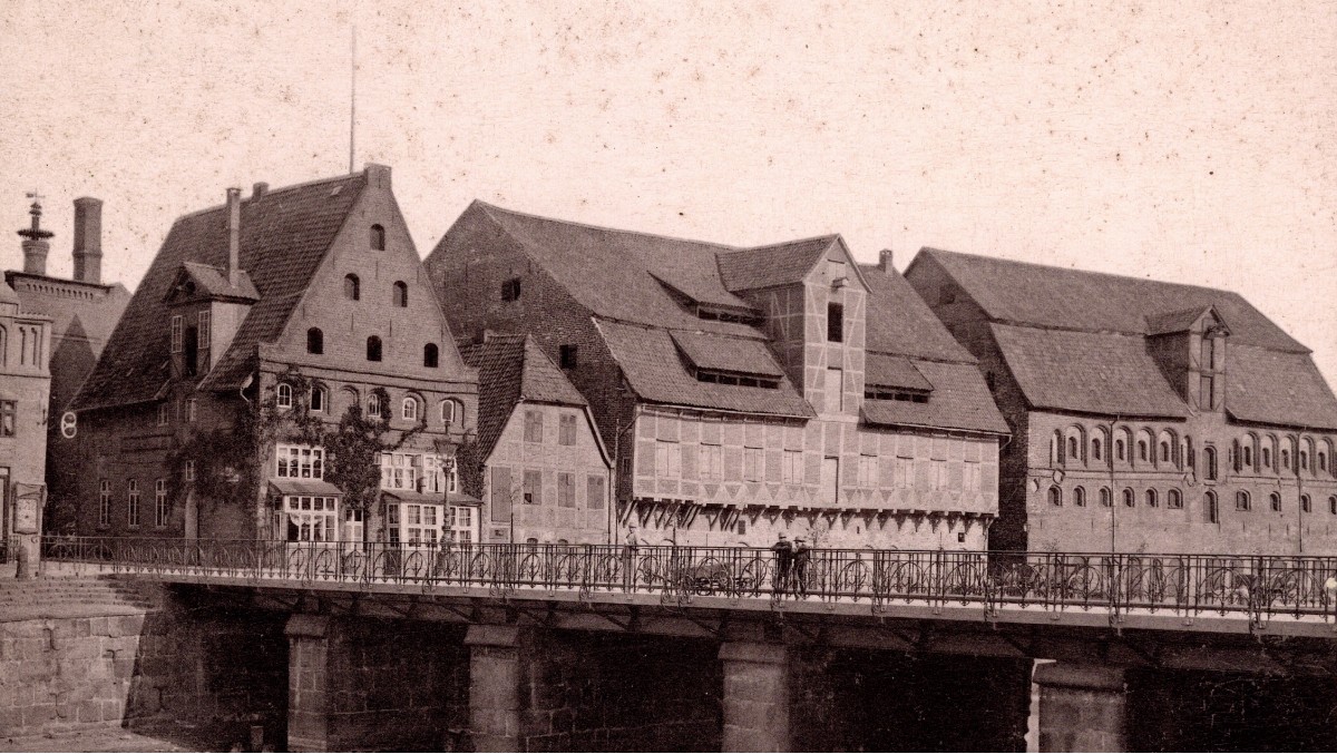 Salzspeicher_Salzstraße_am_Wasser_©Museum_Lueneburg Historische Fotografie des Salzspeichers an der Salzstraße am Wasser in Lüneburg. Im Vordergrund überquert die Brücke am Stint die Ilmenau.