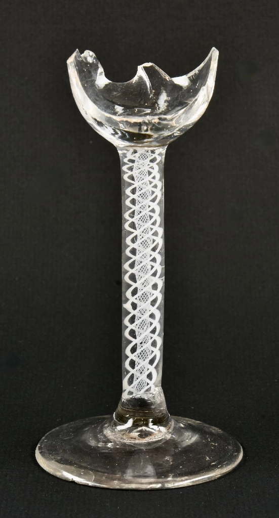 Gewurmtes Trinkglas, Fund Schlägertwiete, Ende 18. Jahrhundert, der obere Bereich des Glases ist zerbrochen und fehlt.(©Museum Lüneburg)