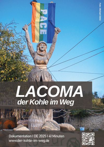 Filmplakat "Lacoma – Der Kohle im Weg". Dokumentation aus Deutschland 2025, 41 Minuten, www.der-kohle-im-weg.de. Das Foto zeigt eine Statue, die eine Regenbogenflagge mit der Aufschrift "PACE" hält.