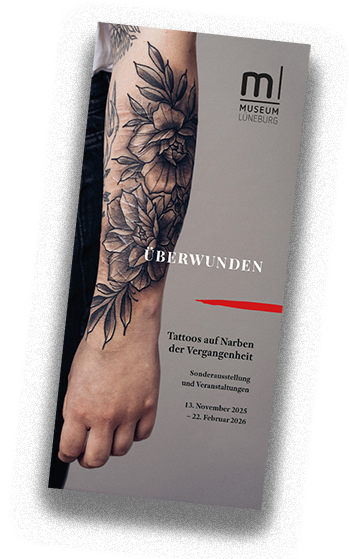 Vorschaubild des Flyercovers mit einem tättowierten Arm und Museumslogo