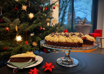 Weihnachtsbaum und weihnachtlicher Gewürzkuchen im Museumscafé Luna, im Hintergrund die St. Johanniskirche.