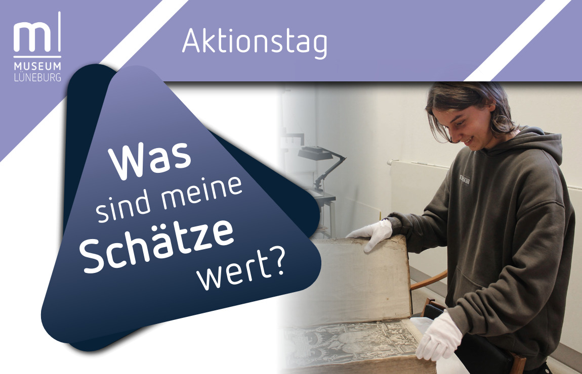 Aktionstag im Museum Lüneburg: Was sind meine Schätze wert? Ein junger Mann begutachtet mit Handschuhen eine historische Bibel.