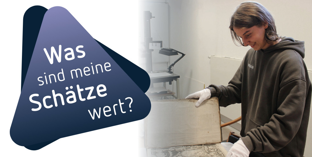 Aktionstag im Museum Lüneburg: Was sind meine Schätze wert? Ein junger Mann begutachtet mit Handschuhen eine historische Bibel.