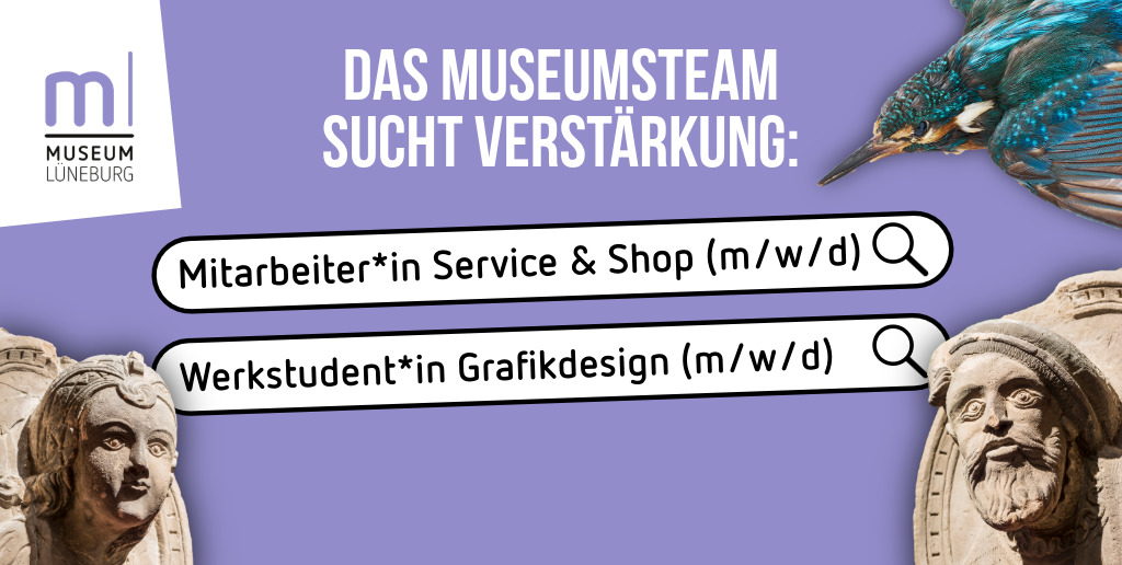 Aktionstag im Museum Lüneburg: Was sind meine Schätze wert? Ein junger Mann begutachtet mit Handschuhen eine historische Bibel.