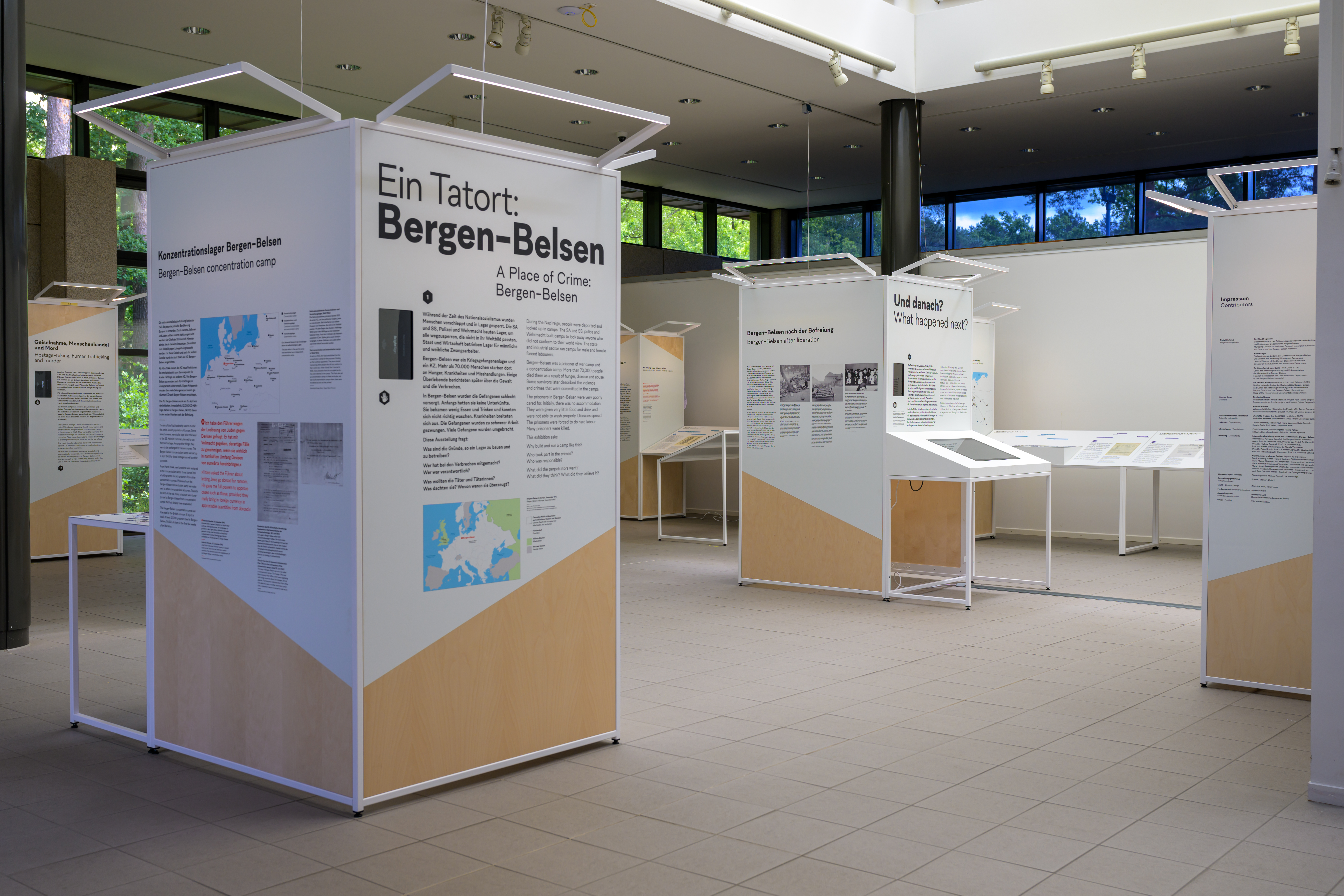 Ausstellung "Ein Tatort: Bergen-Belsen" in der Gedenkstätte Bergen-Belsen: verschiedene Ausstellungstafeln stehen im Raum.