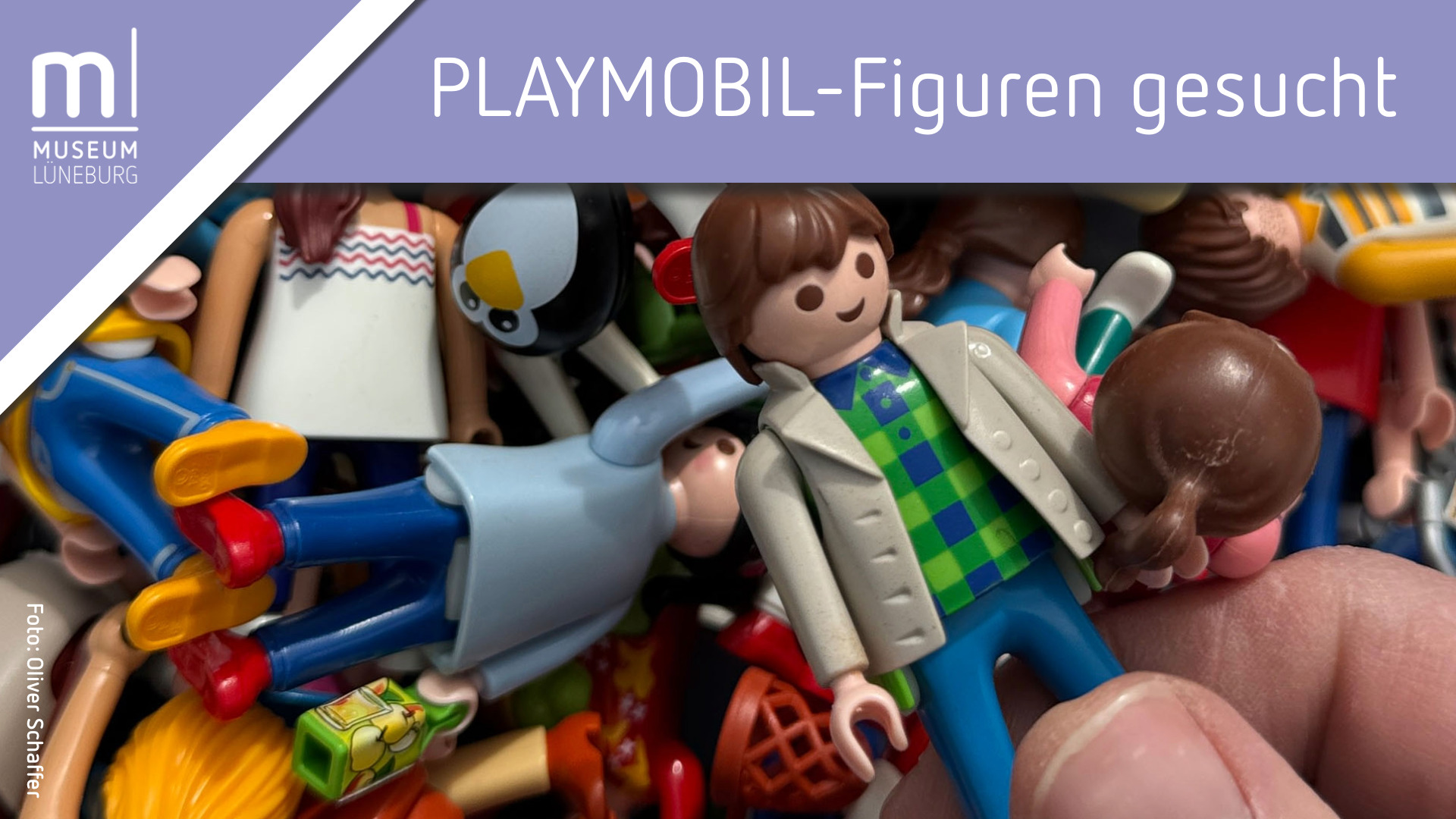 PLAYMOBIL Figuren gesucht Eine Hand greift in einen Berg aus Playmobil-Figuren