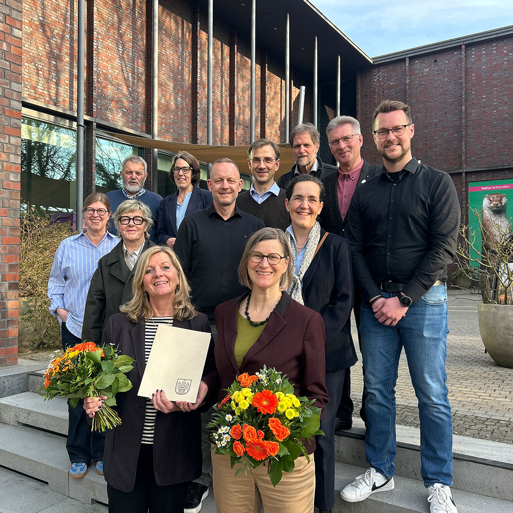 Der Vorstand und die Mitglieder des Stiftungsrats der Museumsstiftung Lüneburg: Prof. Dr. Heike Düselder (vorne, v. l.) und Dr. Alexandra Hentschel, Nicole Oberg (Mitte v. l.), Hiltrud Lotze, Matthias Rink, Dr. Corinna Maria Dartenne und Sebastian Prigge sowie (hinten v. l.) Ulrich Mädge, Freia Srugis, Dr. Alexander v. Schwartz, Prof. Dr. Johannes Prüter, und Frank Soldan. Auf dem Foto fehlen Vertreter:innen des Förderkreises Industriedenkmal Saline, der Leuphana Universität und der Partei Die Linke sowie die beiden externen Fachvertreter.</p>
<p>Foto: Museumsstiftung Lüneburg