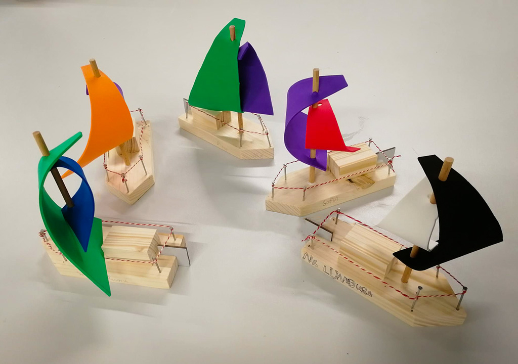 PLAYMOBIL-Kindergeburtstag_Koggen+Kaufleute Ausstellung "Ein Tatort: Bergen-Belsen" in der Gedenkstätte Bergen-Belsen: eine Hand fährt über die taktilen Elemente einer Ausstellungstafel.