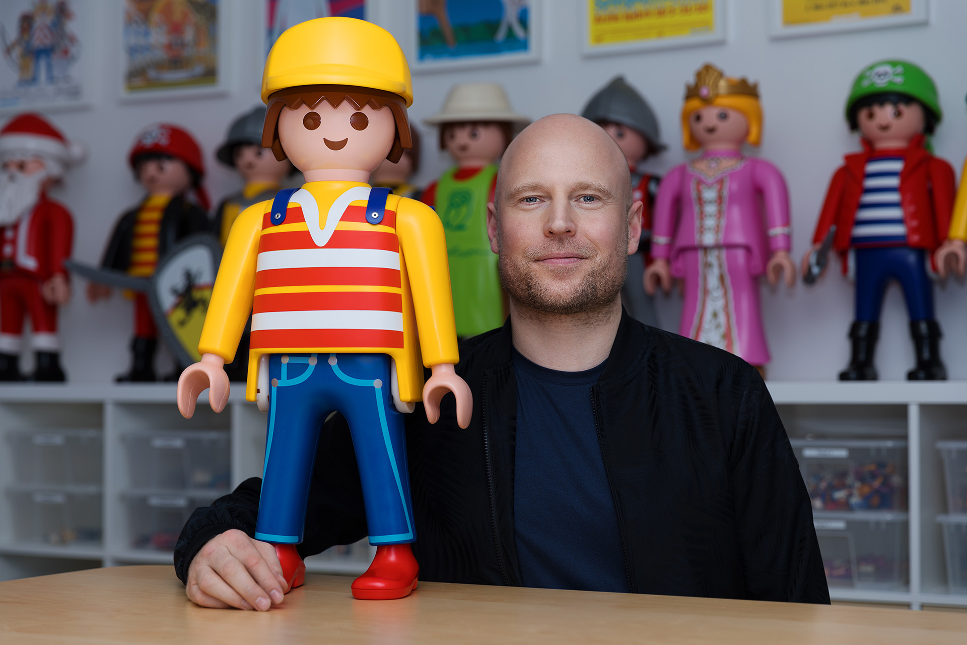 Playmobil_Schaffer_Portrait Ausstellung "Ein Tatort: Bergen-Belsen" in der Gedenkstätte Bergen-Belsen: eine Hand fährt über die taktilen Elemente einer Ausstellungstafel.