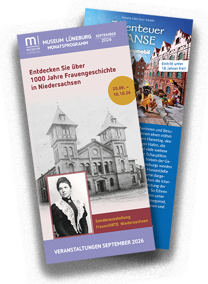 Vorschauansicht auf das Cover und eine Seite des Programmflyers August 2026. Cover mit Bild eines Kaskaden-Konzertes in der Grünen Oase im Museum Lüneburg.