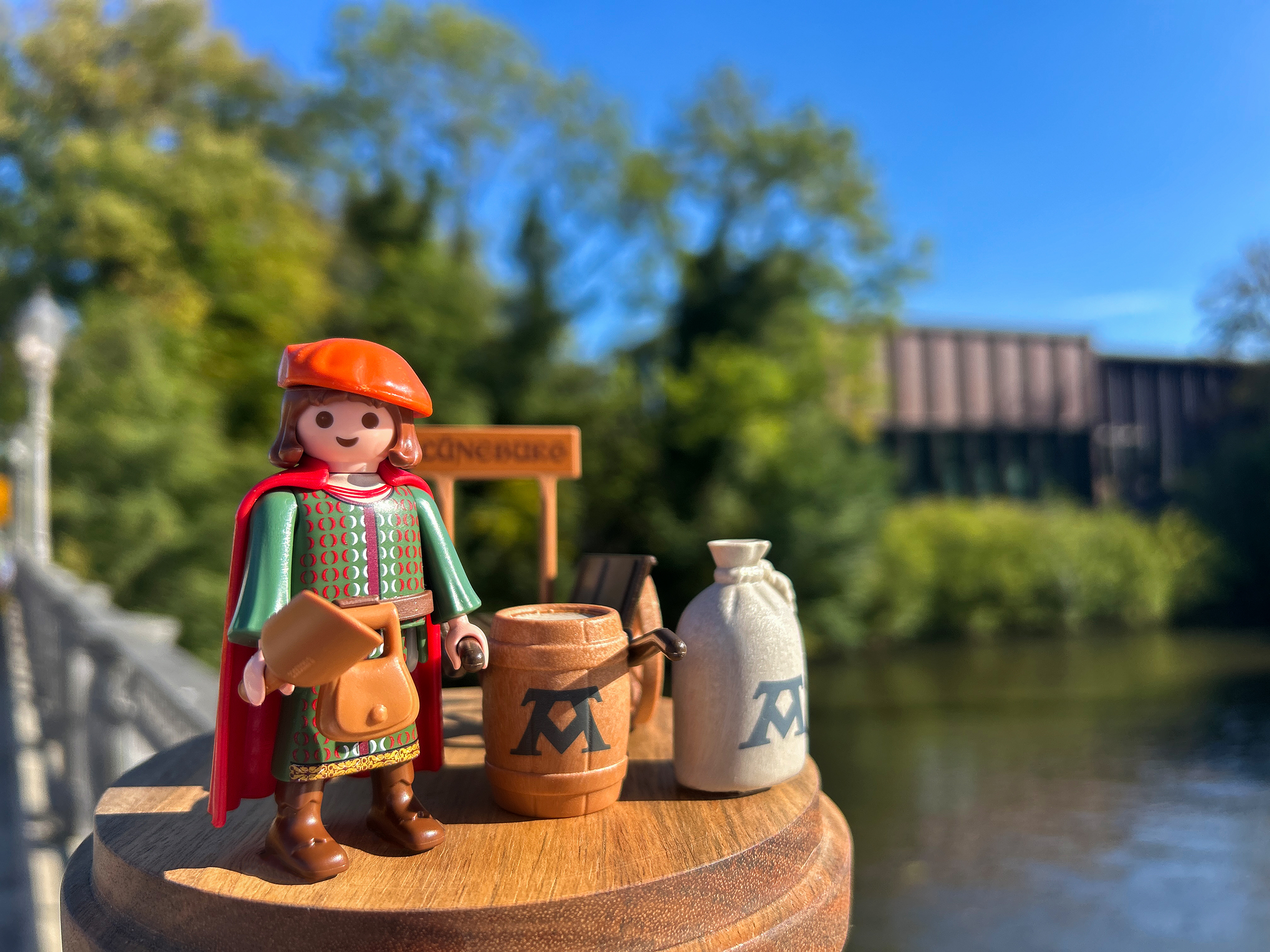 Terrasse des Museums an der Ilmenau mit Sonnenschirmen und vielen Café-Gästen.