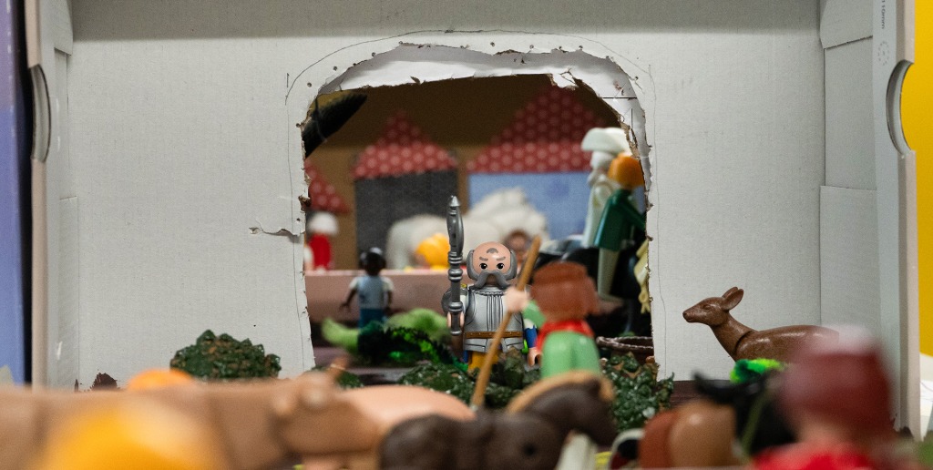 Sonderausstellung "Abenteuer Hanse mit Playmobil" von Diorama Artist Oliver Schaffer ab 5. Juli 2026 im Museum Lüneburg. Titelmotiv mit PLAYMOBIL-Figuren in Kleidung der Hansezeit vor dem Alten Kran in Lüneburg.